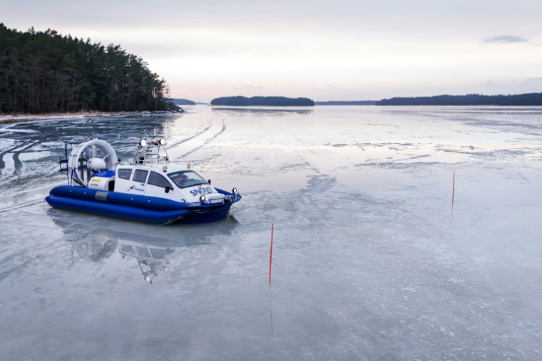 Un aéroglisseur ramènent des écoliers à la maison, le 3 mars 2026 à Paragas en Finlande ( AFP / Alessandro RAMPAZZO )