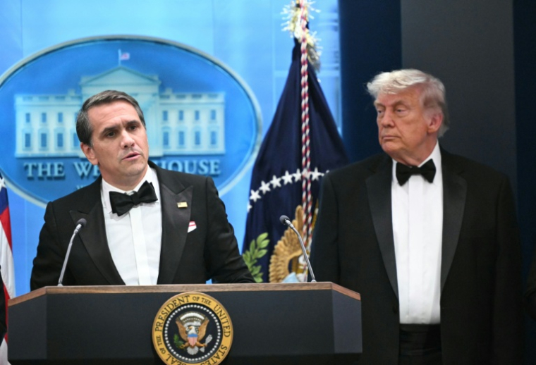 Le ministre américain de la Justice par intérim Todd Blanche (gauche) avec le président Donald Trump (droite) lors d'une conférence de presse à la Maison Blanche, à Washington, le 25 avril 2026 ( AFP / Mandel NGAN )