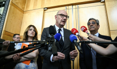 Le ministre de l'Economie Roland Lescure, entouré de la porte-parole du gouvernement et ministre déléguée à l'Energie Maud Bregeon et du ministre du Commerce et des PME Serge Papin, à Paris le 9 avril 2026 ( AFP / JULIEN DE ROSA )