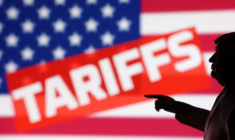 Une illustration montre une maquette miniature imprimée en 3D représentant le président des États-Unis Donald Trump avec le drapeau américain et le mot "Tariffs" (Droits de douane)