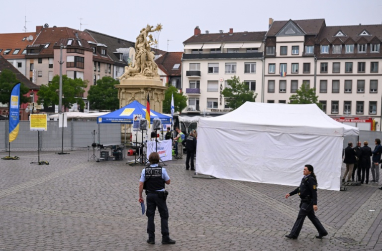 Des policiers sur les lieux d'une attaque au couteau à Mannheim, dans l'ouest de l'Allemagne, le 31 mai 2024 ( AFP / Kirill KUDRYAVTSEV )