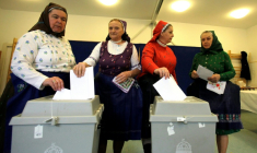 Des femmes en tenue traditionnelle votent dans une école maternelle à Veresegyhaz, près de Budapest, le 12 avril 2026 ( AFP / Peter Kohalmi )