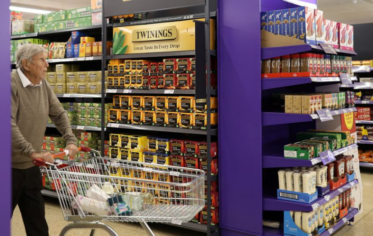 Un client passe devant un rayon de thé Twinings dans un supermarché Sainsbury's