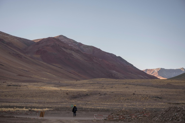 Un ouvrier sur le chantier du projet de mine de cuivre Los Azules, situé dans la cordillère des Andes à Calingasta, dans la province de San Juan, en Argentine, le 21 avril 2026 ( AFP / Luis ROBAYO )