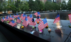 Des drapeaux américains placés sur le mur du bassin de la tour sud du Mémorial national du 11 septembre, au complexe du World Trade Center, le 11 septembre 2025, avant le début des cérémonies marquant le 24e anniversaire des attentats terroristes du 11 septembre 2001, à New York ( AFP / TIMOTHY A. CLARY )