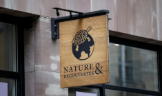 Logo de l'enseigne dédiée au bien-être, aux sciences et aux activités d'extérieur Nature & Découvertes dont Fnac Darty cherche à se séparer. Photo prise à Paris le 26 janvier 2026 ( AFP / Sebastien DUPUY )