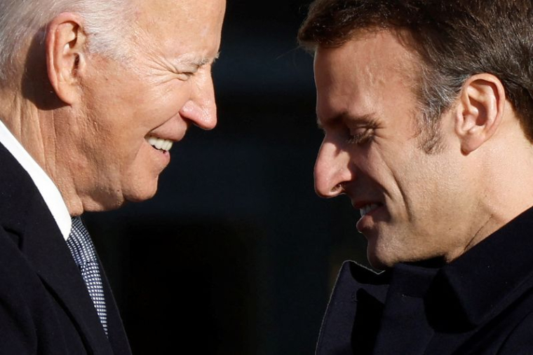 Le président américain Joe Biden et Emmanuel Macron lors d'une cérémonie à la Maison Blanche