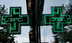 Le panneau lumineux d'une pharmacie indique une température de 33°C à Paris, le 29 mai 2026 lors d'une vague de chaleur en France ( AFP / SIMON WOHLFAHRT )