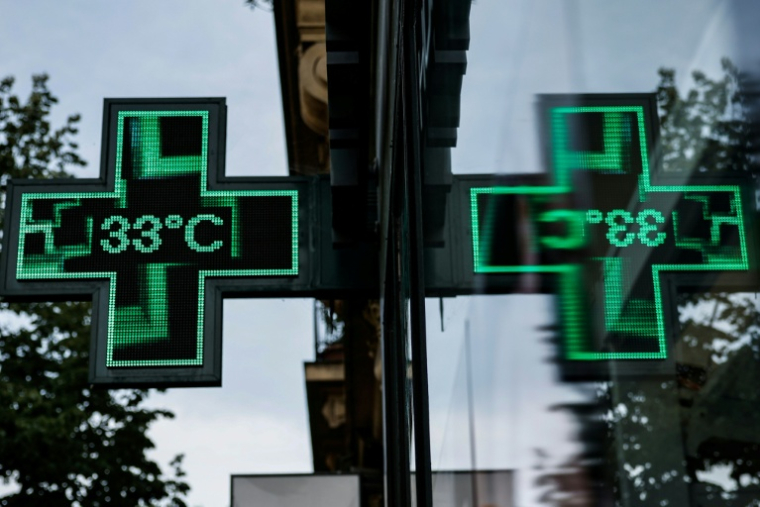 Le panneau lumineux d'une pharmacie indique une température de 33°C à Paris, le 29 mai 2026 lors d'une vague de chaleur en France ( AFP / SIMON WOHLFAHRT )