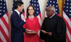 Le nouveau président de la Réserve fédérale (Fed), Kevin Warsh, accompagné de son épouse, Jane Lauder, prête serment devant le juge de la Cour suprême Clarence Thomas (d) à la Maison Blanche le 22 mai 2026 à Washington ( AFP / Aaron Schwartz )