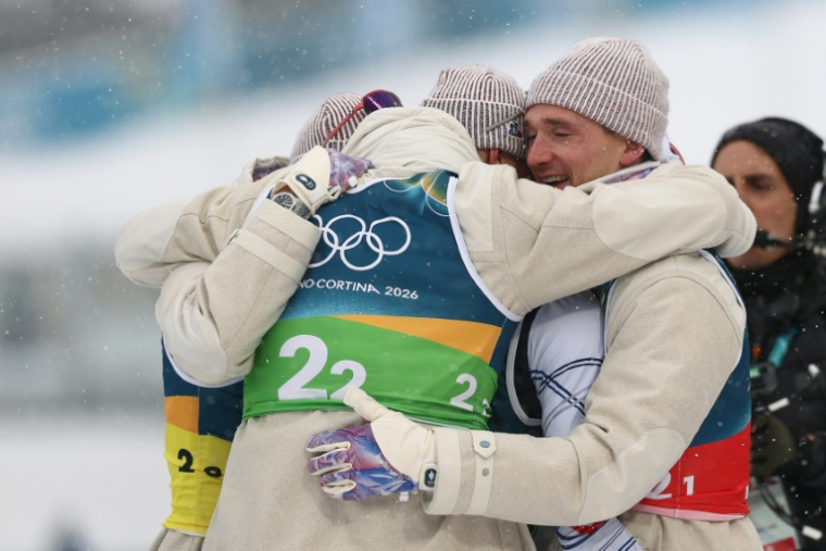 Les Français Eric Perrotis, Quentin Fillon Maillet, Emilien Jacquelin et Fabien Claude se congratulent après leur victoire dans le relais 4 x 7,5 km du biathlon des JO-2026 à Anterselva le 17 février 2026 en Italie  ( AFP / FRANCK FIFE )