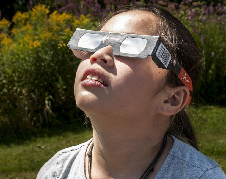 Certains magazines comme Science & Vie ou Paris Match ont intégré une paire de lunettes de protection dans leur dernier numéro. (illustration) (Pixabay / tramijasmine)