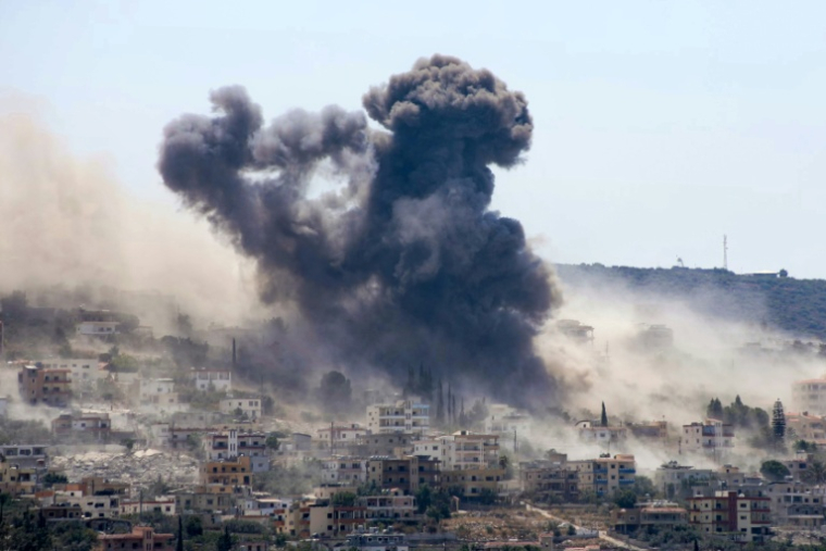 Panache de fumée à Tyr, dans le sud du Liban, après une série de frappes israéliennes, le 25 août 2026 ( AFP / Kawnat HAJU )