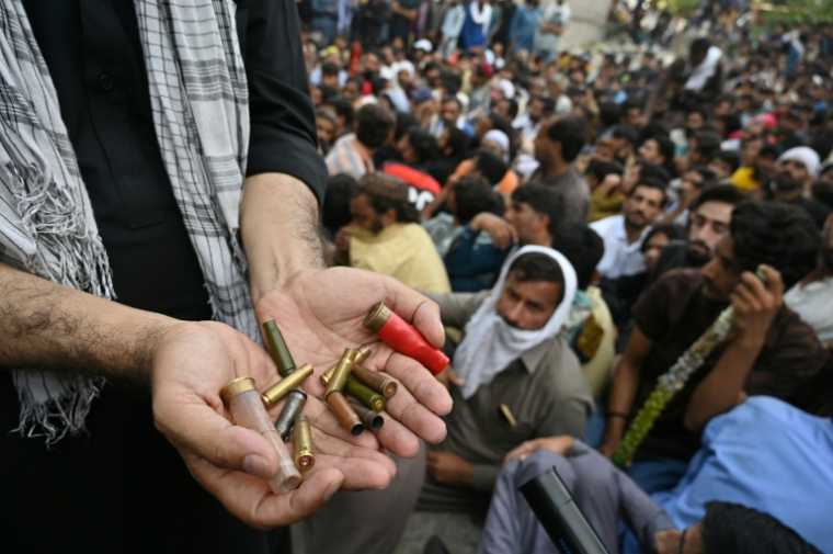 Shaukat Nawaz Mir, un des organisateurs des manifestations au Muzaffarabad, au Cachemire pakistanais, montre des douilles de balles tirées selon lui par la police, le 1er octobre 2025 ( AFP / Farooq NAEEM )