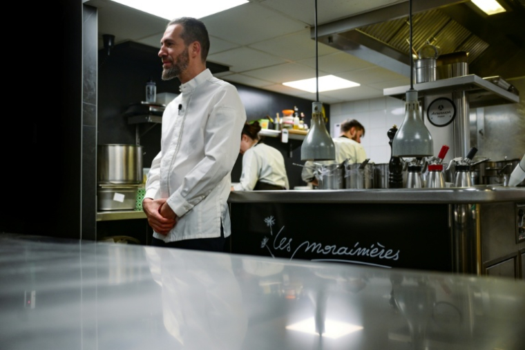Le chef Michaël Arnoult dans la cuisine de son restaurant Les Morainières à Jongieux le 20 mars 2026 ( AFP / OLIVIER CHASSIGNOLE )