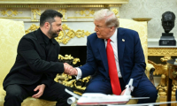 Le président ukrainien Volodymyr Zelensky et le président américain Donald Trump dans le Bureau ovale à Washington, le 18 août 2025 ( AFP / Mandel NGAN )