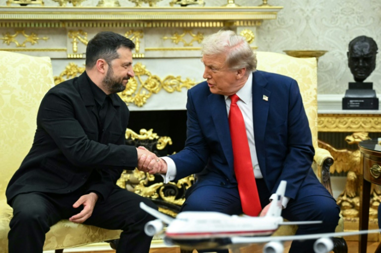 Le président ukrainien Volodymyr Zelensky et le président américain Donald Trump dans le Bureau ovale à Washington, le 18 août 2025 ( AFP / Mandel NGAN )