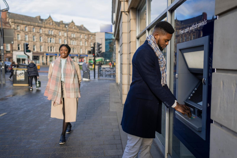 Le renouvellement d’une carte bancaire impose quelques vérifications sur les abonnements, paiements mobiles et anciennes cartes pour éviter refus de paiement et mauvaises surprises ( Shutterstock )