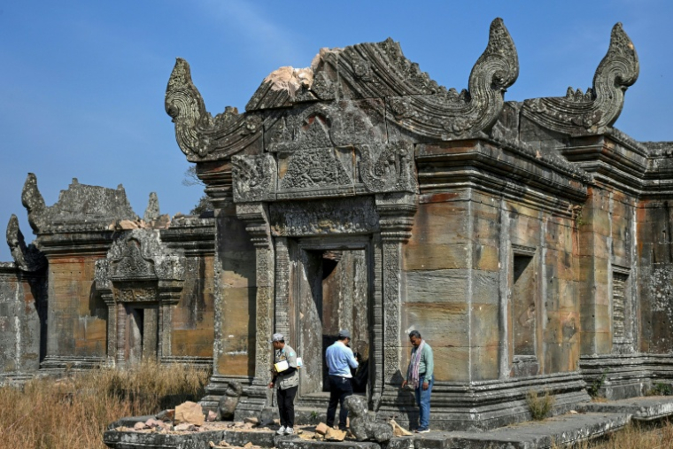 Des responsables cambodgiens de l'agence de préservation du temple de Preah Vihear dans le nord du Cambodge, inspectent le 6 février 2026 les dégâts sur le site provoqués par les récents combats frontaliers avec la Thaïlande ( AFP / TANG CHHIN Sothy )