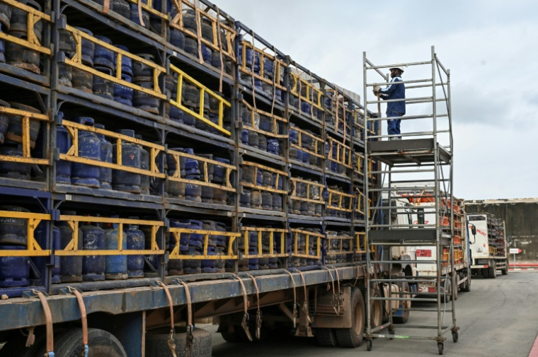 Des employés chargent des bouteilles de gaz sur des camions avant leur expédition depuis le site de l'entreprise Petro Ivoire, dans la zone industrielle de Vridi, à Abidjan, le 7 juillet 2026 en Côte d'Ivoire ( AFP / Issouf SANOGO )