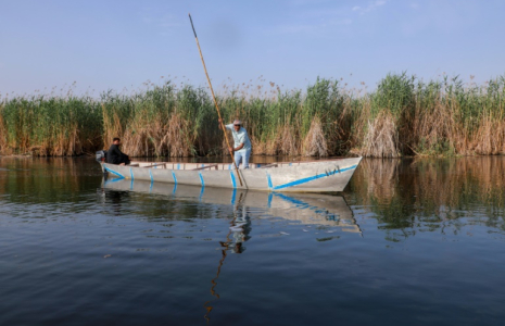 Le militant environnemental Ahmed Neema dans les marais de Hawizeh, en Irak, le 25 avril 2025 ( AFP / Asaad NIAZI )