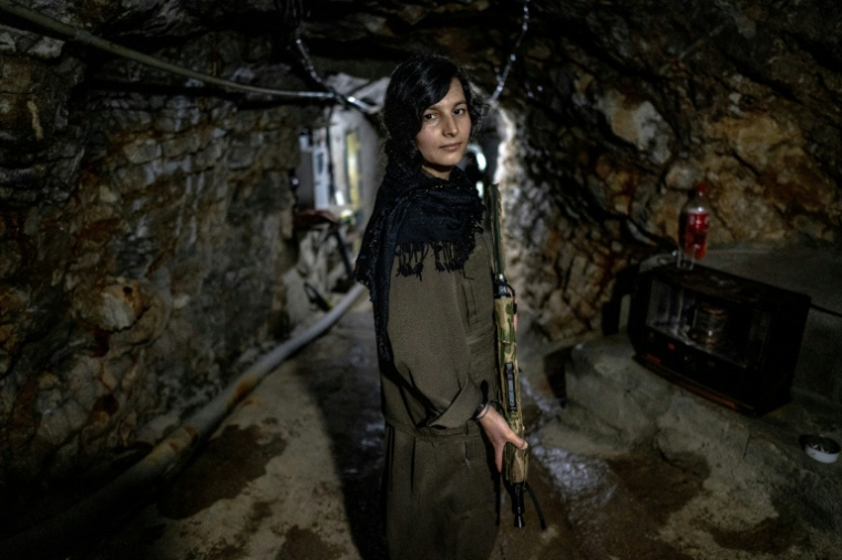 Une combattante kurde du Parti pour une vie libre au Kurdistan (PJAK), armée d'un fusil à l'intérieur d'un tunnel près de la frontière irako-iranienne, dans la région autonome du Kurdistan irakien, le 8 mars 2026 ( AFP / - )