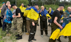 Photo non datée publiée sur la chaîne Telegram officielle du président ukrainien Volodymyr Zelensky, le 19 juin 2025, de prisonniers de guerre ukrainiens (PG) enveloppés dans le drapeau national après un échange de prisonniers dans un lieu non divulgué en Ukraine ( Telegram / @Volodymyr Zelensky / Handout )
