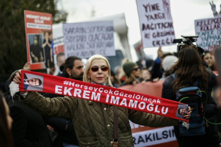 Des partisans du maire d'Istanbul emprisonné, Ekrem Imamoglu, manifestent devant le tribunal de Silivri où il comparaît dans une affaire de corruption, le 9 mars 2026 à Istanbul ( AFP / BERK OZKAN )