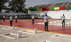 Des membres des forces armées sénégalaises lors d'une cérémonie au cimetière de Thiaroye commémorant les 80 ans du massacre de tirailleurs africains  par l'armée coloniale française, le 1er décembre 2024 ( AFP / JOHN WESSELS )