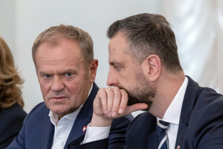 Le Premier ministre polonais Donald Tusk (g) et le ministre de la Défense Wladyslaw Kosiniak-Kamysz (d) avant une réunion du Conseil national de sécurité à Varsovie, le 11 septembre 2025 ( AFP / Wojtek RADWANSKI )