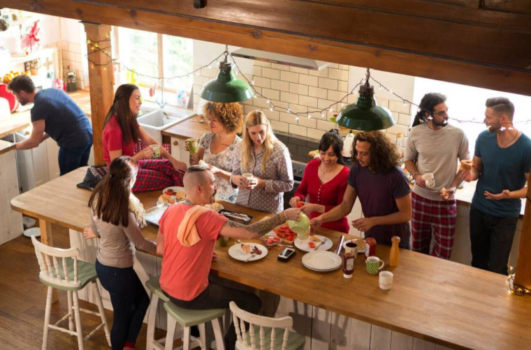 Habitation : comment adopter la nouvelle tendance du co-living ? / iStock.com - SolStock