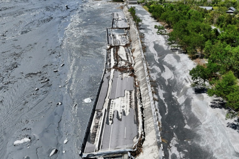 Vue aérienne des dégâts provoqués par la rupture d'une digue d'un lac de barrage à Hualien, le 25 septembre 2025 à Taïwan ( AFP / I-Hwa Cheng )