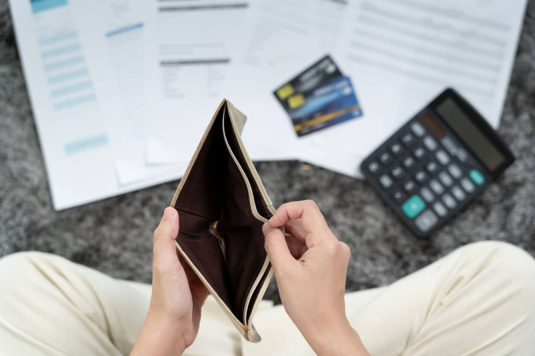 Votre taux d'endettement dépasse 35 % : que faire ? / iStock.com - Nuttawan Jayawan