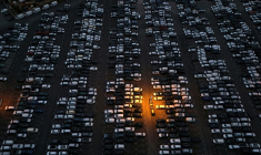 Vue aérienne de voitures de différentes marques prêtes à être exportées, dans un terminal logistique automobile à Essen, le 4 août 2025 dans l'ouest de l'Allemagne ( AFP / Ina FASSBENDER )