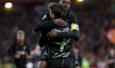 Khvicha Kvaratskhelia et Ousmane Dembélé célèbrent le but du Géorgien lors du match entre Lens et le PSG au stade Bollaert le 13 mai 2026 ( AFP / Francois LO PRESTI )
