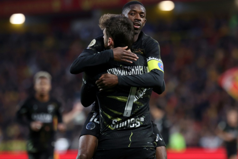 Khvicha Kvaratskhelia et Ousmane Dembélé célèbrent le but du Géorgien lors du match entre Lens et le PSG au stade Bollaert le 13 mai 2026 ( AFP / Francois LO PRESTI )
