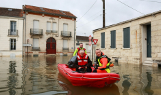 Des secouristes naviguent dans une rue inondée par les crues, le 18 février 2026 à Saintes, en Charente-Maritime ( AFP / ROMAIN PERROCHEAU )