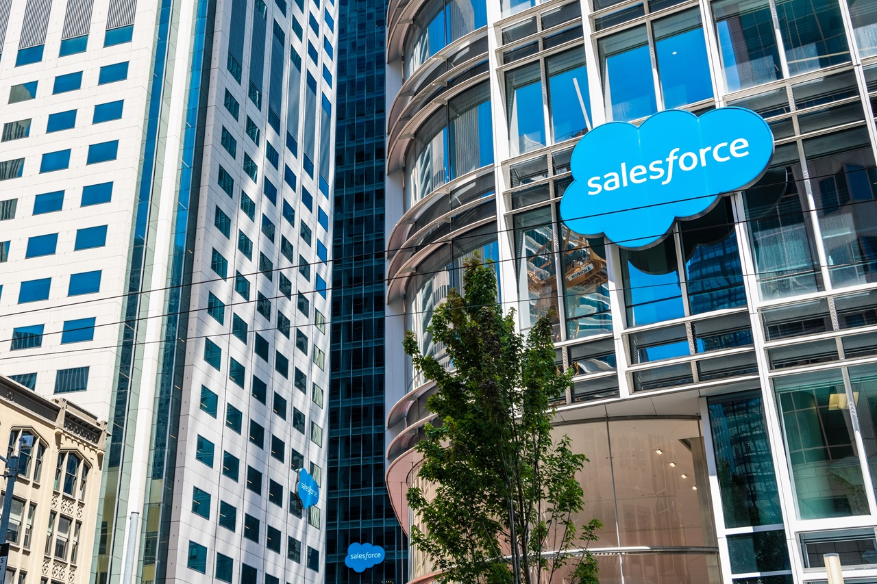 Salesforce veut presque doubler son chiffre d'affaires, le marché apprécie