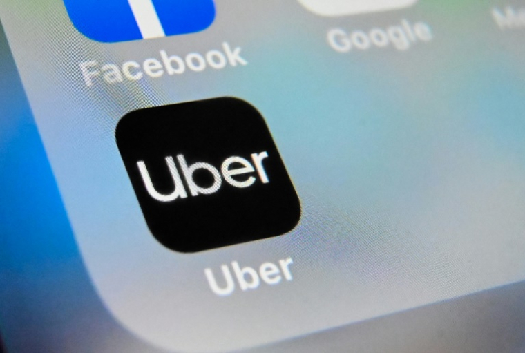 Le logo d'Uber sur une tablette le 1er octobre 2019 ( AFP / DENIS CHARLET )