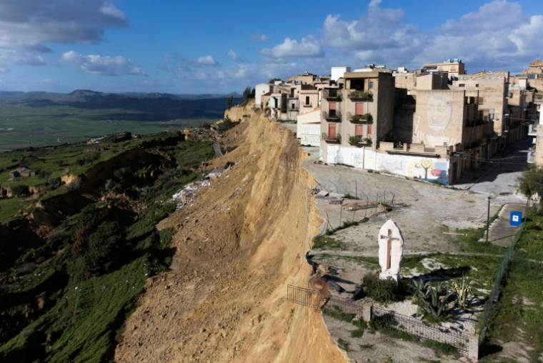 Vue aérienne le 29 janvier 2026 de la petite ville de Niscemi en Sicile, située près d'une falaise dont un large pan s'est effondré quelques jours plus tôt ( AFP / MARCO BERTORELLO )