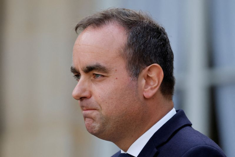 Cérémonie de passation de pouvoir pour le nouveau Premier ministre français Sébastien Lecornu à Paris