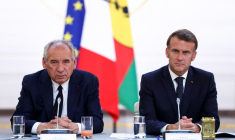 Le Premier ministre français François Bayrou (G) et le président français Emmanuel Macron participent à une réunion avec les élus de Nouvelle-Calédonie et les représentants de l'État au Palais de l'Élysée, à Paris, le 12 juillet 2025 ( POOL / Tom Nicholson )