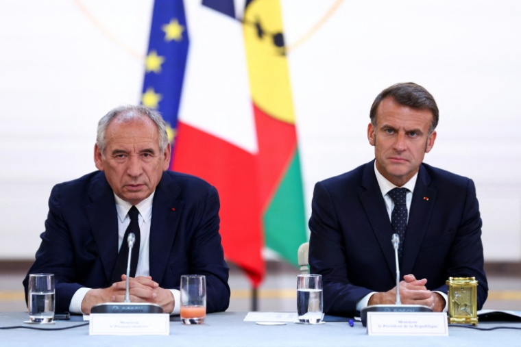 Le Premier ministre français François Bayrou (G) et le président français Emmanuel Macron participent à une réunion avec les élus de Nouvelle-Calédonie et les représentants de l'État au Palais de l'Élysée, à Paris, le 12 juillet 2025 ( POOL / Tom Nicholson )