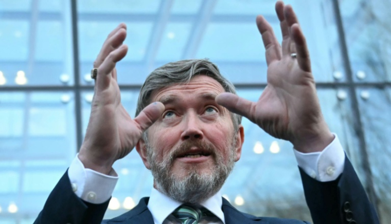 Le représentant américain Thomas Massie, républicain du Kentucky, devant le ministère de la Justice à Washington, D.C., le 9 février 2026 ( AFP / ANDREW CABALLERO-REYNOLDS )