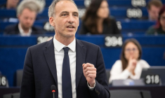 L'eurodéputé français et leader de Place publique Raphaël Glucksmann le 19 mai 2026 au Parlement européen à Strasbourg ( AFP / SEBASTIEN BOZON )