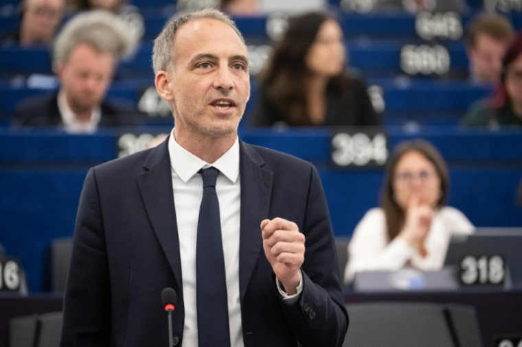 L'eurodéputé français et leader de Place publique Raphaël Glucksmann le 19 mai 2026 au Parlement européen à Strasbourg ( AFP / SEBASTIEN BOZON )