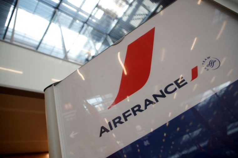 Photo du logo de la compagnie aérienne Air France à l'intérieur du terminal 3 de l'aéroport d'Orly
