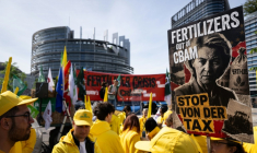 Un rassemblement d'agriculteurs devant le Parlement européen à Strasbourg, le 19 mai 2026 ( AFP / SEBASTIEN BOZON )