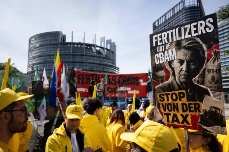 Un rassemblement d'agriculteurs devant le Parlement européen à Strasbourg, le 19 mai 2026 ( AFP / SEBASTIEN BOZON )