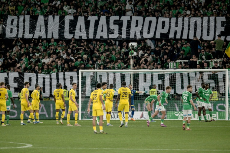 Une banderole fustigeant le "bilan catastrophique" de Saint-Etienne, relégué en Ligue 2 après sa défaite à domicile face à Toulouse, le 17 mai 2025 ( AFP / JEAN-PHILIPPE KSIAZEK )